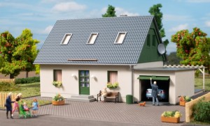 Dom wolnostojący H0-1:87 z garażem, Auhagen 11454, NA ZAMÓWIENIE