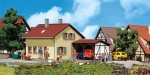 Dom osiedlowy z przybudówką H0-1:87, Faller 131358, seria HOBBY