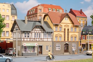  2 Kamienice przy Bahnhofstraße 2/4 H0 (TT), Auhagen 12354