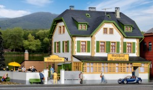 Dom z restauracją i ogródkiem piwnym H0-1:87, Kibri 38197, NA ZAMÓWIENIE