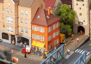 Kamienica narożna z placówką pocztową H0-1:87, Faller 130617, NA ZAMÓWIENIE