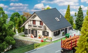 Odnowiony dom rodzinny H0-1:87, Faller 130640