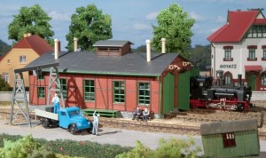 Lokomotywownia wąskotorowa H0e-1:87 z dźwigiem, Auhagen 11355