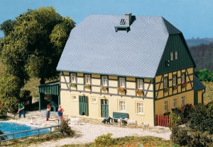 Gospodarstwo wiejskie H0-1:87 ze stajnią, Auhagen 11359