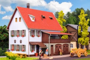 Dom wiejski ze stodoła H0-1:87, Vollmer 43721, NA ZAMÓWIENIE