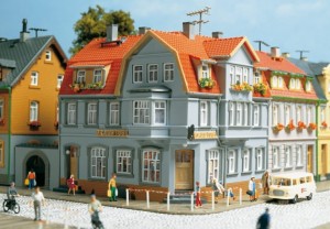 Kamienica narożna H0 (TT) z pubem, Auhagen 12249