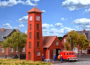 Budynek straży pożarnej H0-1:87 z samochodem Ford FK 2500, Kibri 39210, NA ZAMÓWIENIE