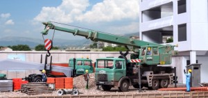 MAN 26.321 DFK z dźwigiem Liebherr H0-1:87 SchwarzBau, Kibri 15210